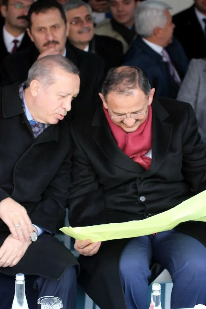 Cumhurbaşkanı Erdoğan pankart açan genç kızın evini ziyaret etti