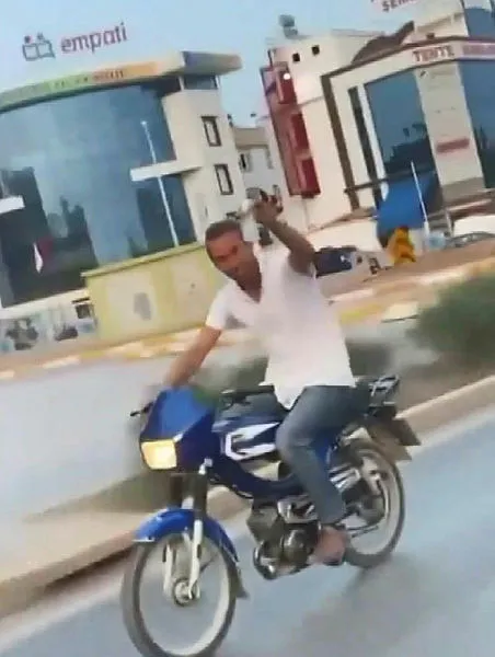 Antalya’da motosiklette alkol kullanan şahıs bu kez minibüste pipetle bira içti - 5