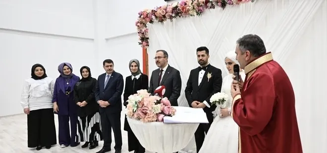 Depremzede çift GSB yurdunda dünya evine girdi! Nikah şahidi Bakan Kasapoğlu oldu