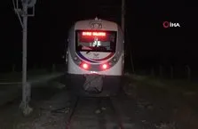 Otomobil sürücüsü trenin altında kaldı!