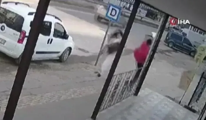 kaldirimda-yuruyen-kadina-yumruk-atan-kisi-tutuklandi-1737362447671.jpeg Yolda yürürken kabusu yaşadı! Olay anına ait görüntüler