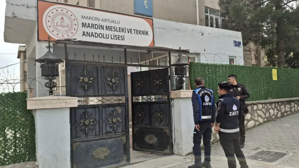 icisleri-bakanligindan-81-ile-okul-guvenligi-genelgesi-okullarda-yeni-donem-basliyor-1777110122290.jpg İçişleri Bakanlığından 81 ile okul güvenliği genelgesi! Fiziki ve dijital dünyada tam saha markaj - 3