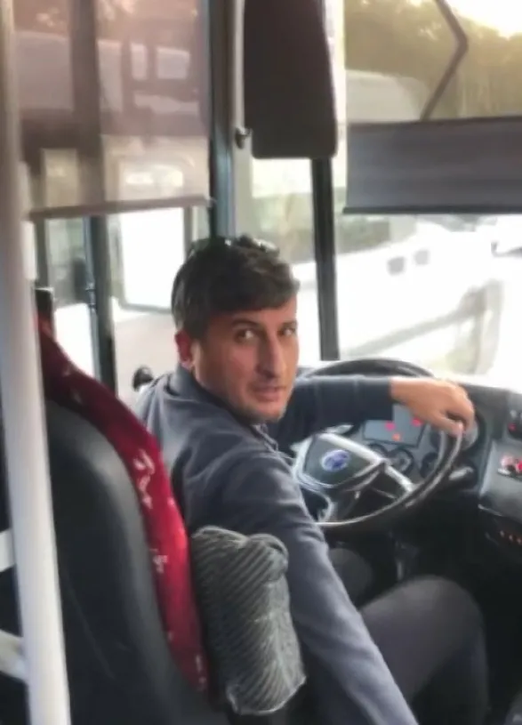 iett-soforunden-guzergah-soran-vatandasa-yumruklu-saldiri-1665613396554.jpg İETT şoföründen güzergah soran vatandaşa yumruklu saldırı - 1