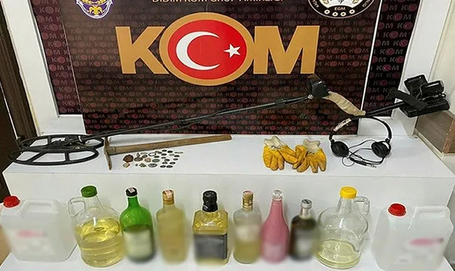 aydinda-define-ararken-sucustu-yakalanan-sahsin-evinden-tarihi-objeler-cikti-1636637585075.jpg Aydın'da define ararken suçüstü yakalanan şahsın evinden tarihi objeler çıktı - 1