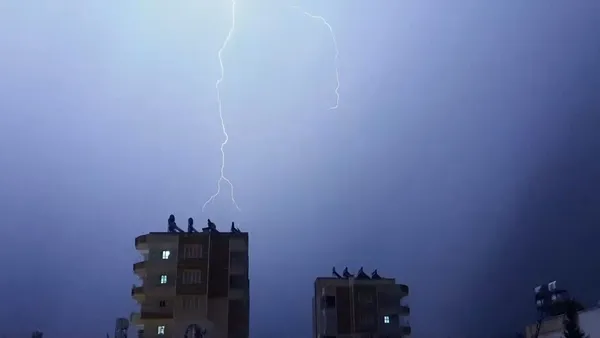 Adıyaman’da şimşekler geceyi aydınlattı - 1