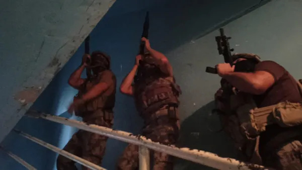mersinde-belediye-calisanlarina-pkk-operasyonu-1663219481754.jpg Mersin'de belediye çalışanlarına PKK operasyonu! Sosyal medyadan propaganda yapıyorlardı - 2