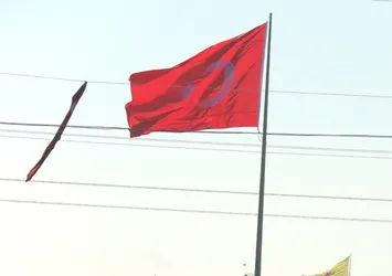 Suriye sınırına dev Türk bayrağı dikildi