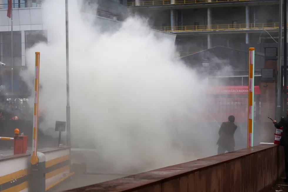 ozgur-ozelin-siyasi-sovu-elinde-kaldi-toma-ve-tebligat-oyunu-coktu-1779828349772.jpg Özgür Özel’in siyasi şovu elinde kaldı! TOMA ve tebligat oyunu çöktü - 2