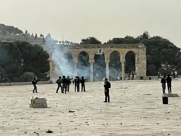 Son dakika: İşgalci İsrail polisi Mescid-i Aksa'da nöbet tutan Müslümanlara saldırdı - 3