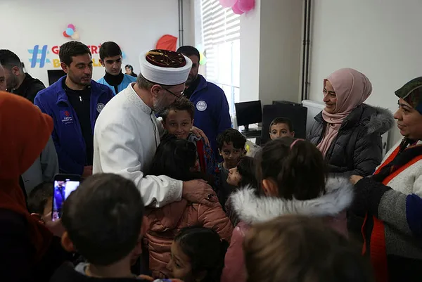 diyanet-isleri-baskani-erbas-haci-bayram-camiinde-depremzedelerle-bir-araya-geldi-1677824586769.jpg Diyanet İşleri Başkanı Ali Erbaş Hacı Bayram Camii'nde depremzedelerle bir araya geldi - 2