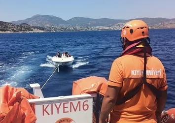 Bodrum açıklarında sürüklenen 2 teknede 9 kişi kurtarıldı