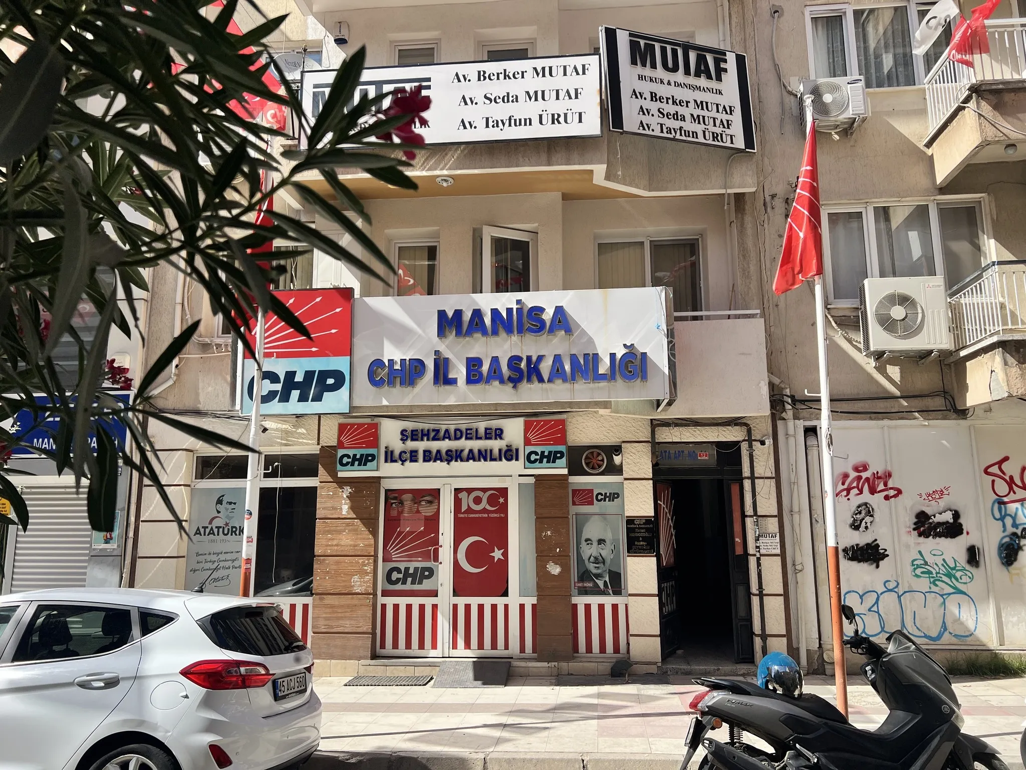 Manisa CHP İl Başkanlığı’nda kavga! Partililer birbirlerine girdi: 1 yaralı var