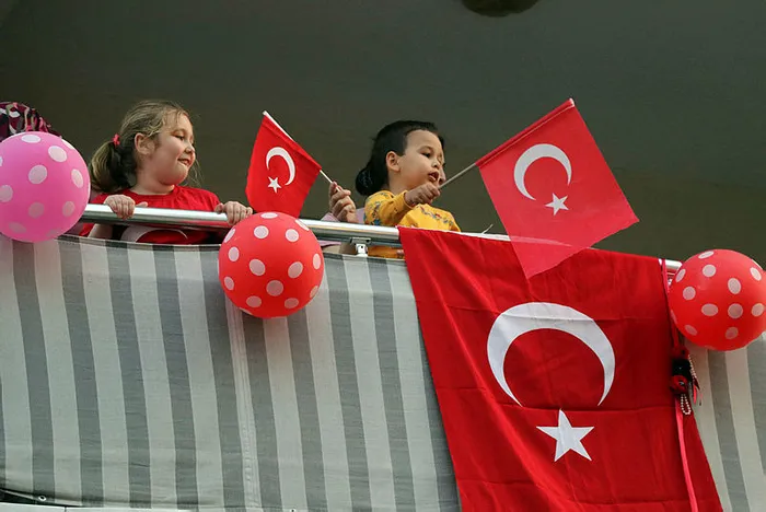 evde-23-nisan-coskusu-mesajlariyla-moral-oldular-1587615505472.jpg Evde 23 Nisan coşkusu! Mesajlarıyla moral oldular... - 2