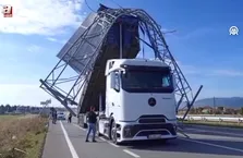 Açık unutulan tırın dorsesi trafik levhasına çarptı