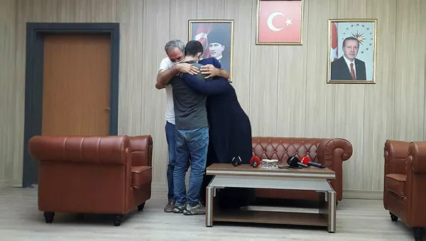 Mardin'den güzel kare! Güvenlik güçlerinin ikna çalışması sonucu 1 aile daha evladına sarıldı - 1