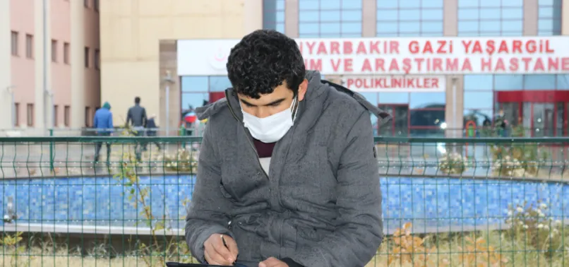 Vefakar öğretmen takdir topladı! Hem babasına baktı hem de hastane bahçesinde ders verdi