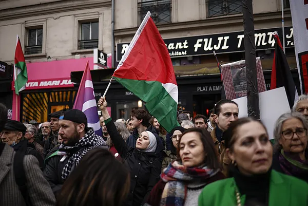 Paris’te Filistin destekçileri, Gazze’deki soykırıma karşı sokağa indi