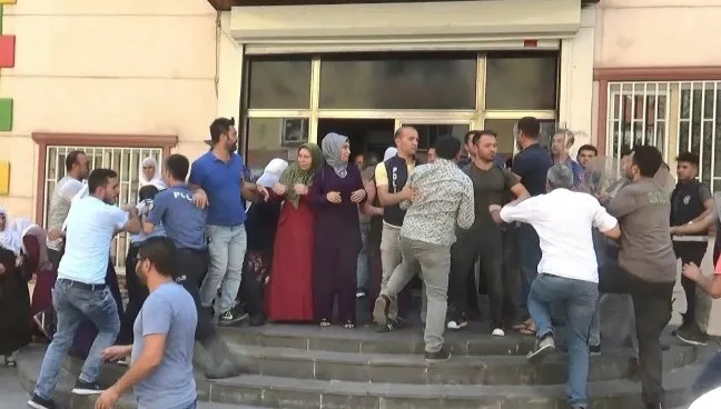 HDP’liler oğlu için eylem yapan anne Hacire Akar’a saldırdı