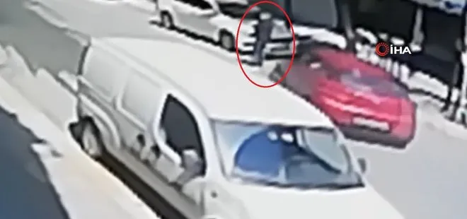 Çaldığı araçla polisten kaçarken, yayaya böyle çarptı | Video