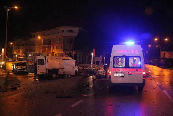 manisada-feci-kaza-carpismanin-siddetiyle-yola-firladi-6-yarali-1646798002380.jpg Manisa'da feci kaza! Çarpışmanın şiddetiyle yola fırladı: 6 yaralı - 5
