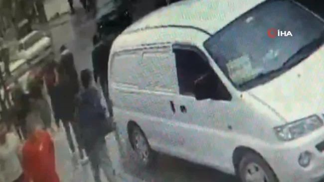 İstanbul’da alacak verecek meselesi yüzünden kavga çıktı! Kaldırım taşı ile saldırdılar - 1