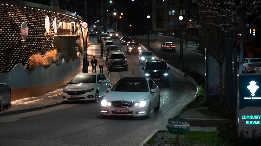 bizim-cocuklar-tarih-yazdi-bayragini-alan-sokaklara-dokuldu-iste-yurttan-kareler-1774994202136.jpg FOTOĞRAF (DHA)