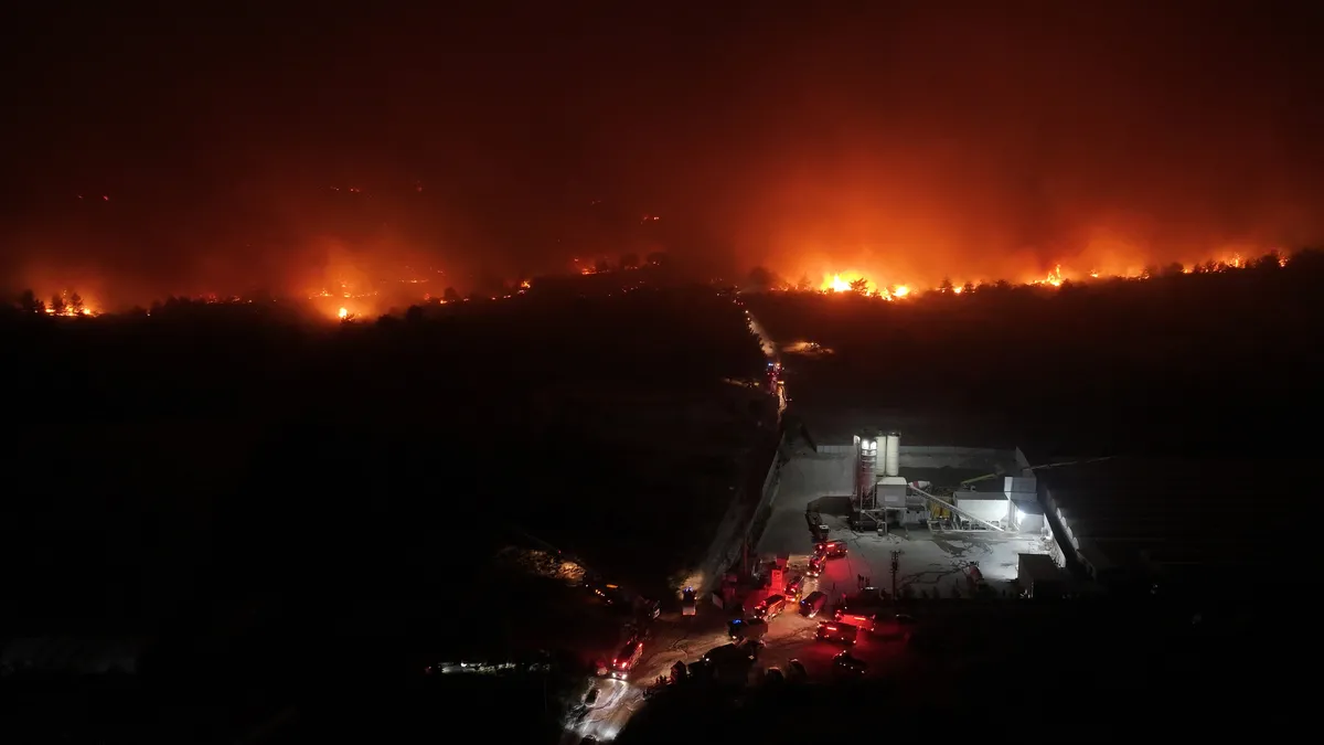 Antalya'da iki noktada korkutan yangın: Alevlere karşı canhıraş mücadele