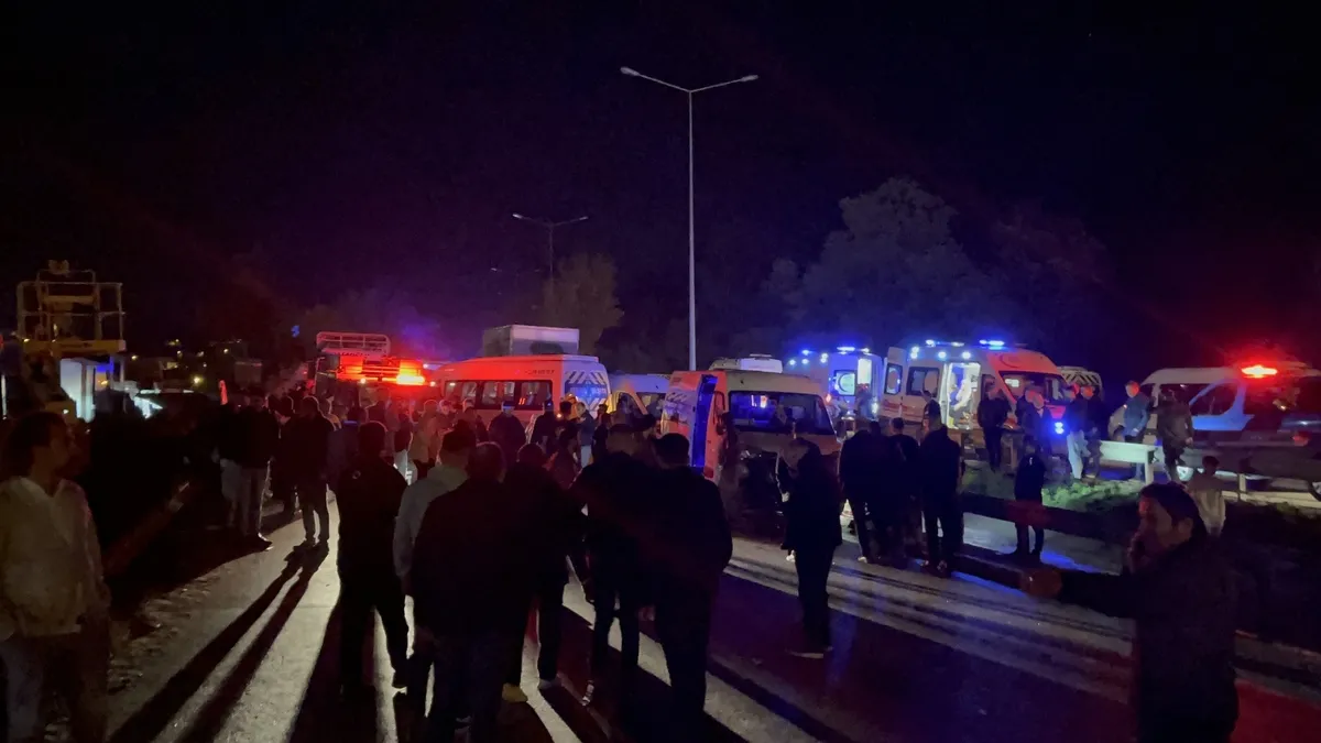 Bursa'da can pazarı! 4 servis aracı birbirine girdi! 1 ölü 13 yaralı