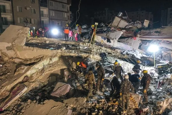 1676276549713.jpg Oyuncu Ahmet Kara’dan acı haber geldi! Depremde yatağıyla sokağa düştü - 4