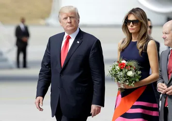 Hamburg'da Trump'ın eşi konakladığı binadan çıkamadı