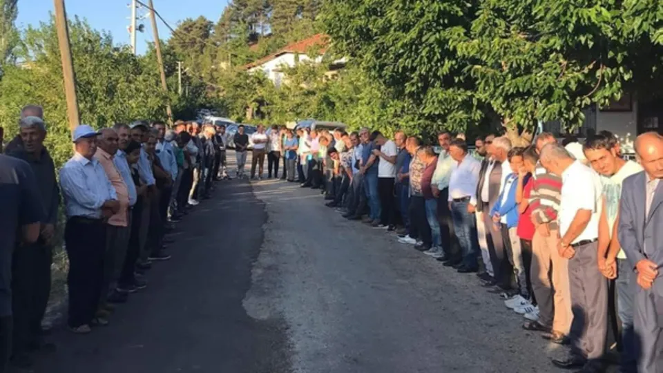 400 yıllık bayramlaşma zinciri! Çameli'nde Bayrak Halkası geleneği yaşatılıyor