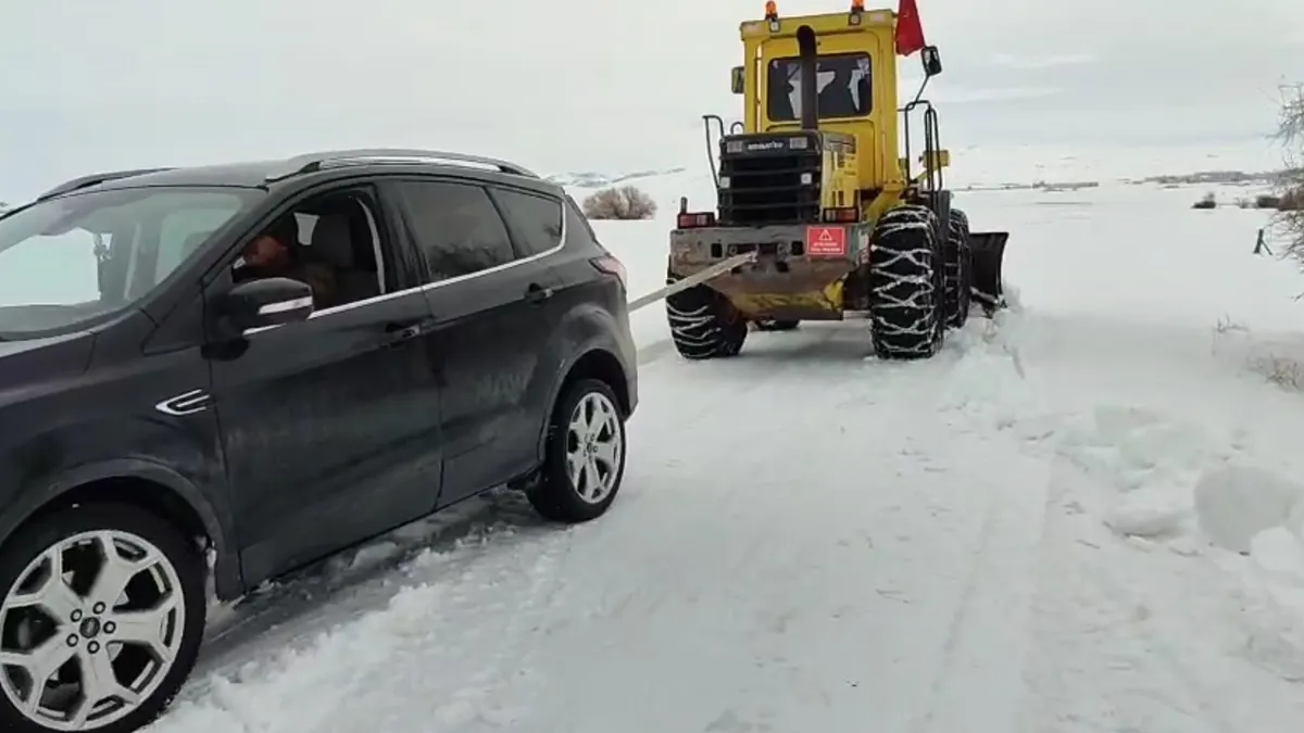 Sivas'ta yolda kalan sürücülerin imdadına karla mücadele ekipleri yetişti