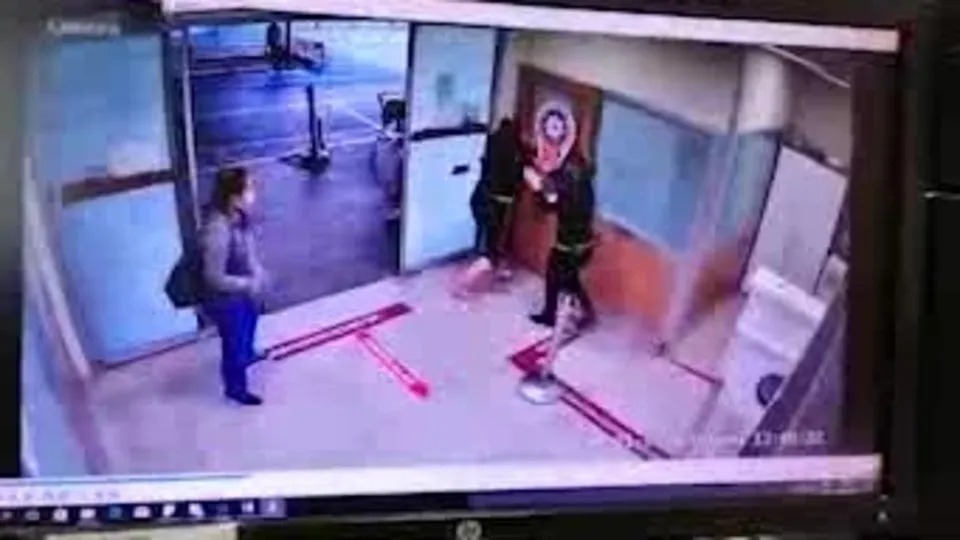 ‘Maske tak’ uyarısı ardından terör estirdi! Polise saldıran kadının o anları anbean görüntülendi