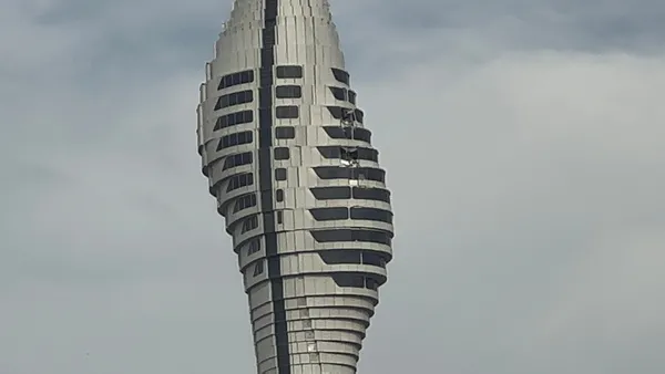 Çamlıca Kulesi’ne vinçten düşen parçalar hasar verdi! Kule ziyarete kapandı