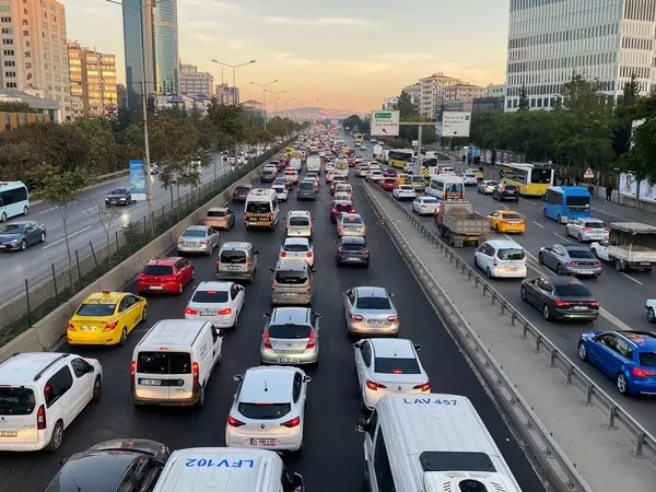 istanbulda-ilk-mesai-gunu-trafik-yogunlugu-yuzde-60a-ulasti-1666591875155.jpg İstanbul'da ilk mesai günü trafik yoğunluğu yüzde 60’a ulaştı - 3