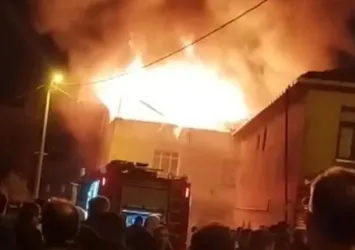 İstanbul'da panik anları! 3 katlı binanın çatısı alevlere teslim