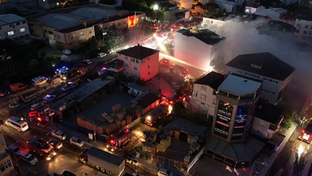 İstanbul'da fabrika yangını! 2 binaya sıçradı yürekler ağza geldi