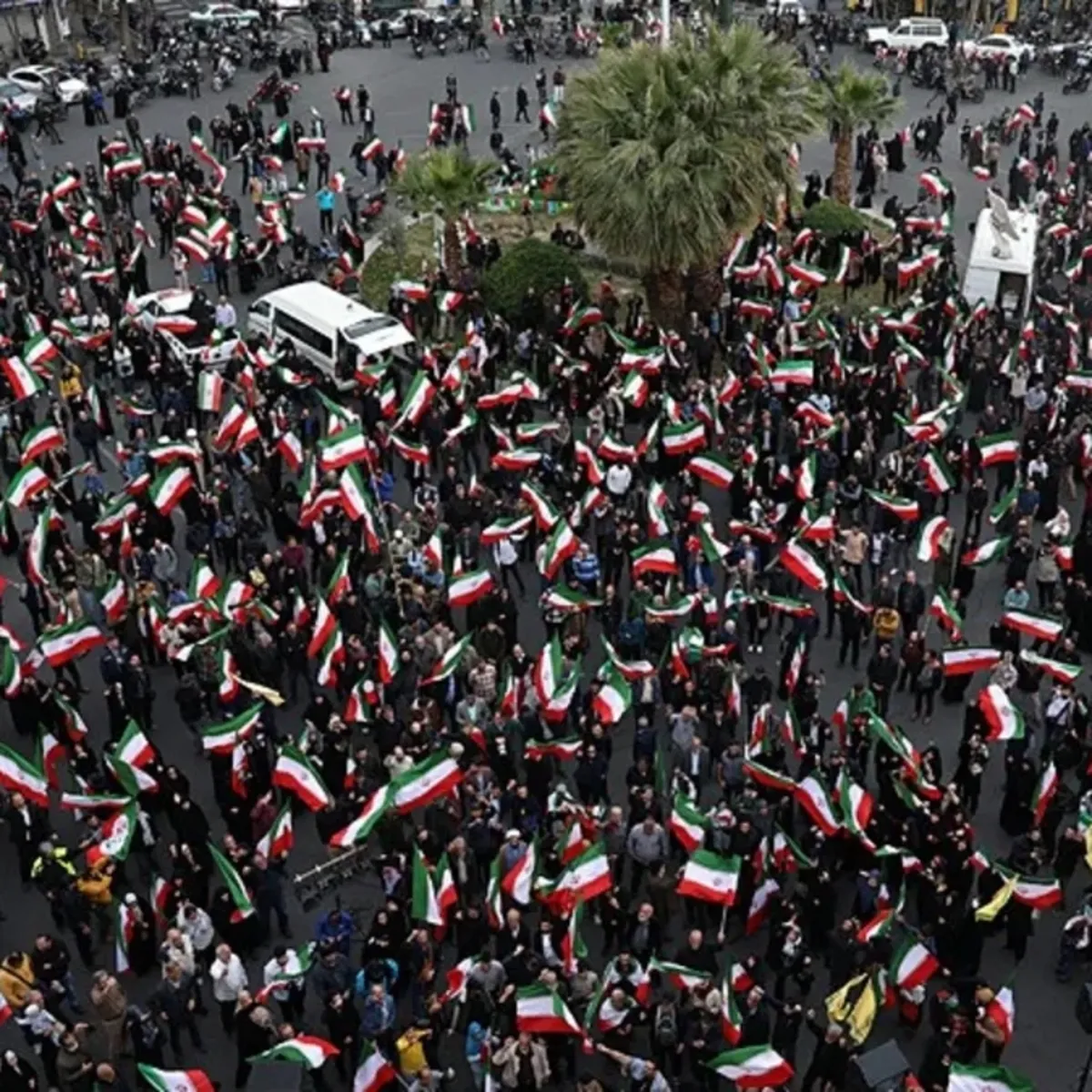 Bombalar altındaki Tahran’da dev protesto: Halk sokaklara döküldü! ABD ve İsrail'e lanet yağdı