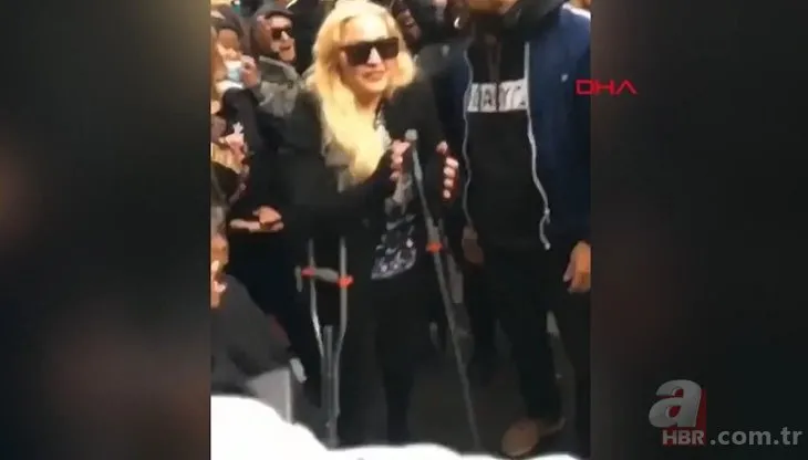 Madonna koltuk değnekleriyle George Floyd protestosuna katıldı