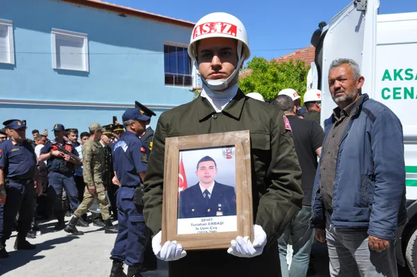 Pençe- Kilit şehidi Tunahan Erbaşı Aksaray'da son yolculuğuna uğurlandı! Gözyaşları sel oldu - 5