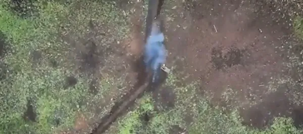 Bombalar uykusunu bölemedi! Rus asker üzerine düşen 3 bombayı uzağa fırlattı! O görüntüler sosyal medyada gündem oldu