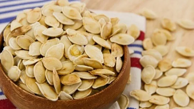 Faydasını ikiye katlıyor! 1 avuç kabak çekirdeği yedikten sonra 1 bardak...