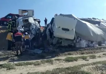 Konya'da TIR ile minibüs çarpıştı: 10 ölü, 4 yaralı