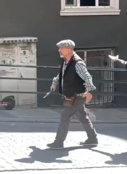 kadikoyde-surucu-ile-kagit-toplayicisi-arasinda-gerilim-tirmandi-bicakli-cekicli-tasli-kavga-1652869369042.jpg Kadıköy'de sürücü ile kağıt toplayıcısı arasında gerilim tırmandı: Bıçaklı, çekiçli, taşlı kavga - 4