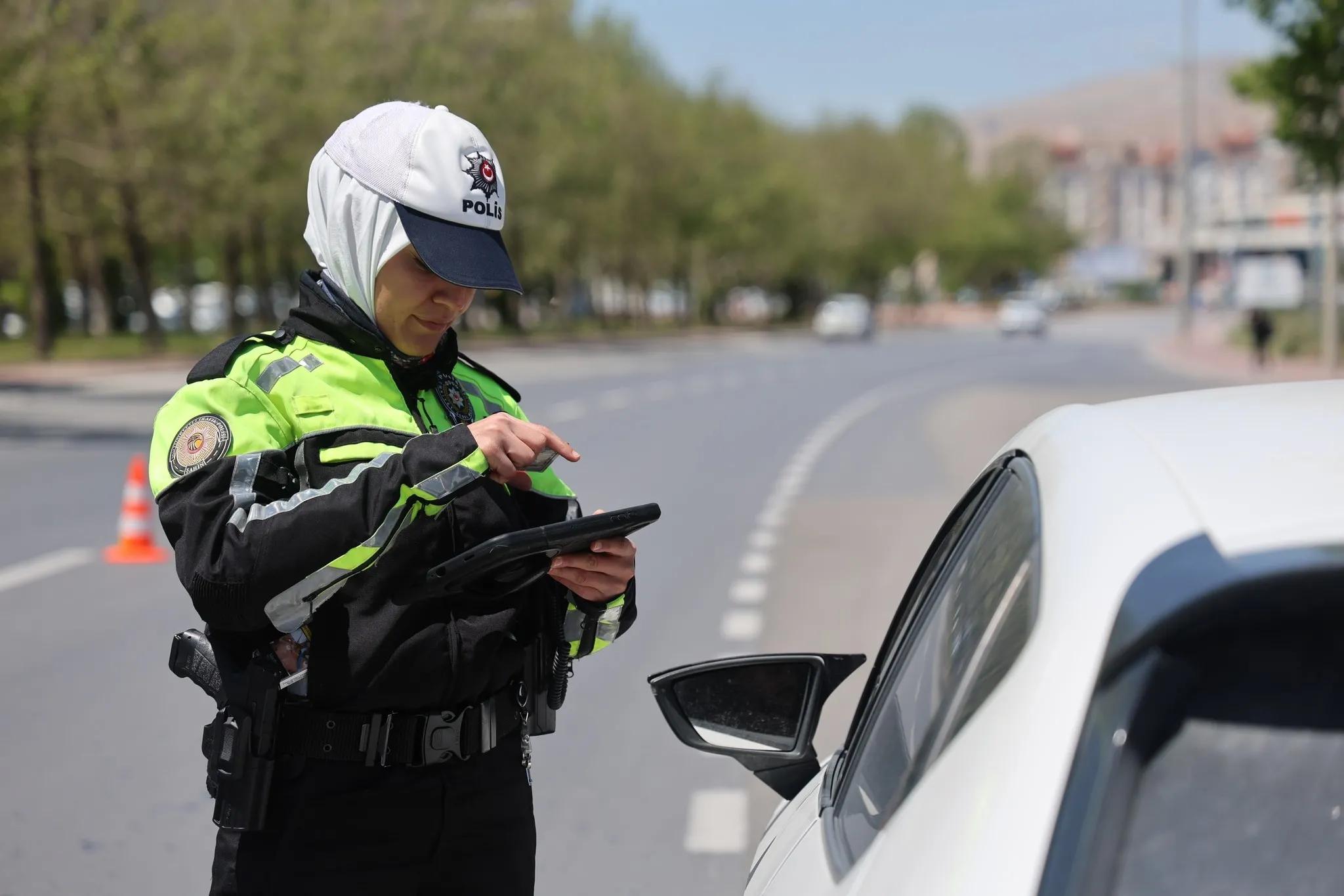 Ekran değil dikkat dağıtmak yasak: 10 soruda yeni trafik cezası düzeni