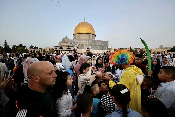 Mescid-i Aksa’da 200 bin kişi bayram namazını kıldı