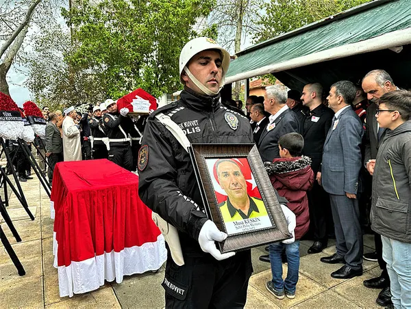 baskan-erdogandan-sehit-polis-musa-keskinin-ailesine-taziye-mesaji-1682003129673.jpg Başkan Erdoğan'dan şehit polis Musa Keskin'in ailesine taziye mesajı - 2