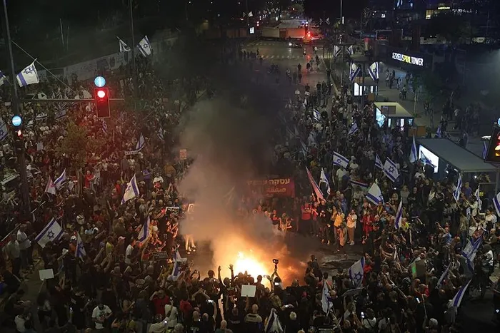 tel-avivde-israilli-esir-yakinlarinin-protestosunda-gostericilerle-polis-arasinda-olaylar-cikti-1714425366571.jpeg Tel Aviv karıştı! Terör devleti İsrail polisinden esir yakınlarına sert müdahale | 3 kişiyi gözaltına aldı - 7