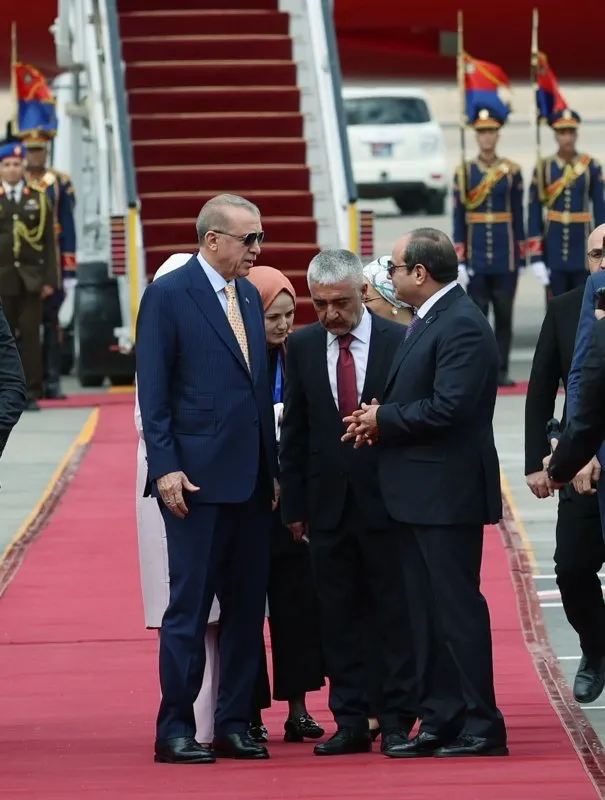 Başkan Erdoğan’a Mısır’da üst düzey karşılama! Cumhurbaşkanı Sisi bizzat geldi