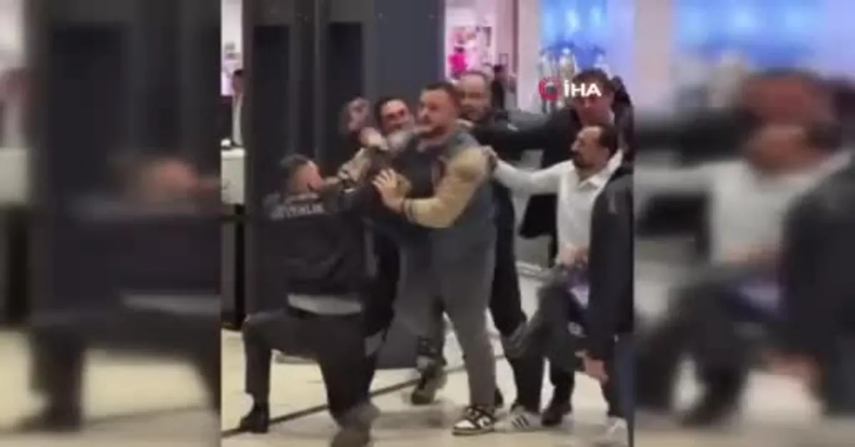 Alışveriş merkezinde köpek kavgası